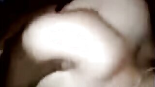 Uma garota indiana com seios grandes fica safada com seu namorado em um MMS quente.