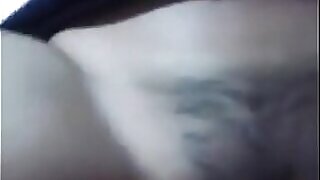 Uma namorada indiana com seios grandes fica safada neste vídeo quente, garantido para satisfazer seus desejos.