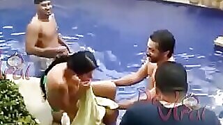 Experimente uma viagem selvagem com Gouhar Khan neste arauto indiano quente e excitante. Assista-a dominar um grupo de homens ansiosos