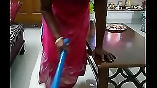 Bhabhi indiana mostra seus seios grandes e seduz com sensualidade.